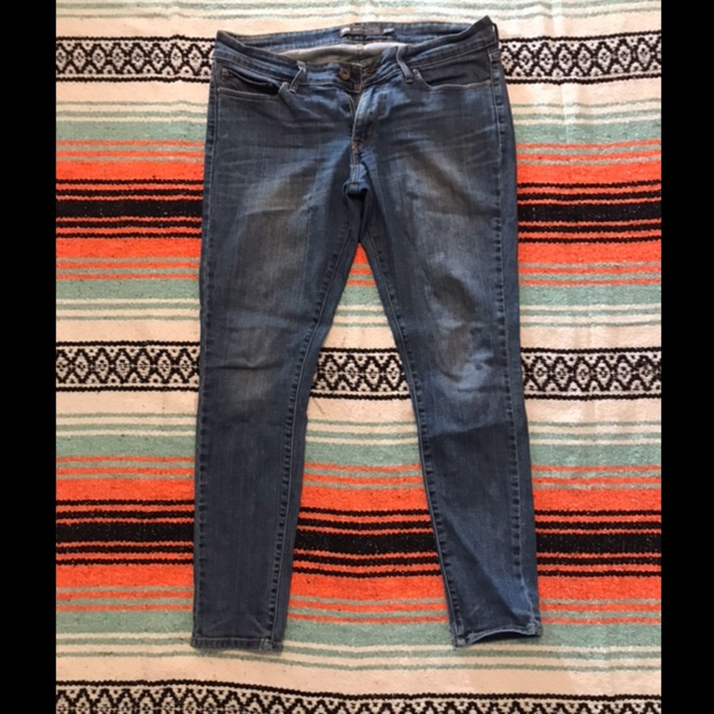 🖤 gently worn jean capris 🖤